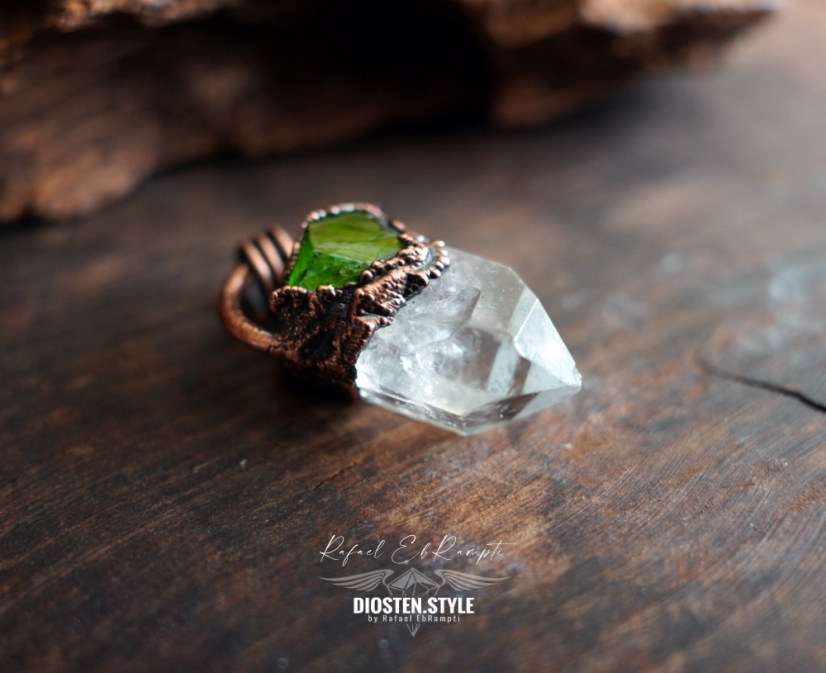 DIOSTEN přívěsek | KŘIŠŤÁL s klíčovým otiskem, CHROMDIOPSIDE / "Ruský SMARAGD" / Zelený DIOPSID a MĚĎ